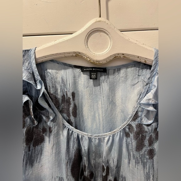 Banana Republic – 100% Silk Ruffled Sleeveless Top size M petite - Picture 7 of 8